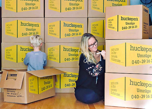 Das Bild zeigt eine Frau, die für einen Umzug packt